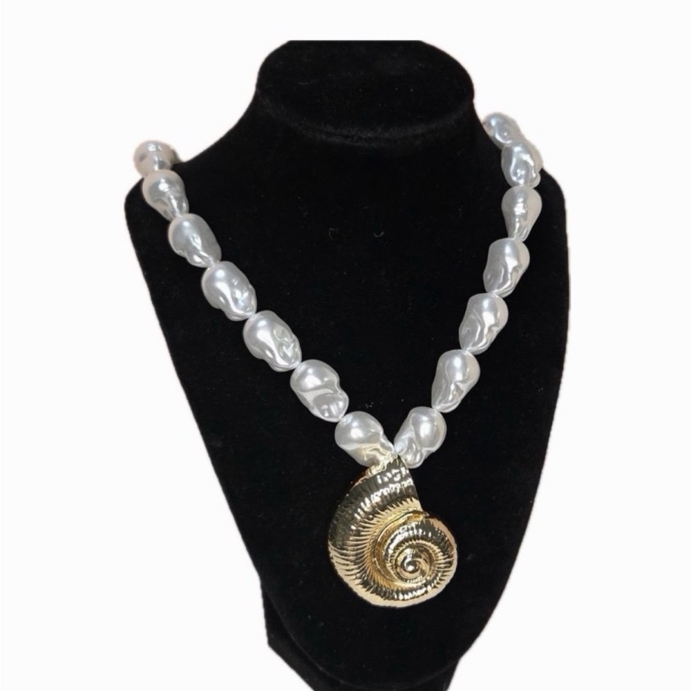 NWT ⚜️🐚⚜️ House of Harlow 1960 SEA SHELL PEARL NECKLACE